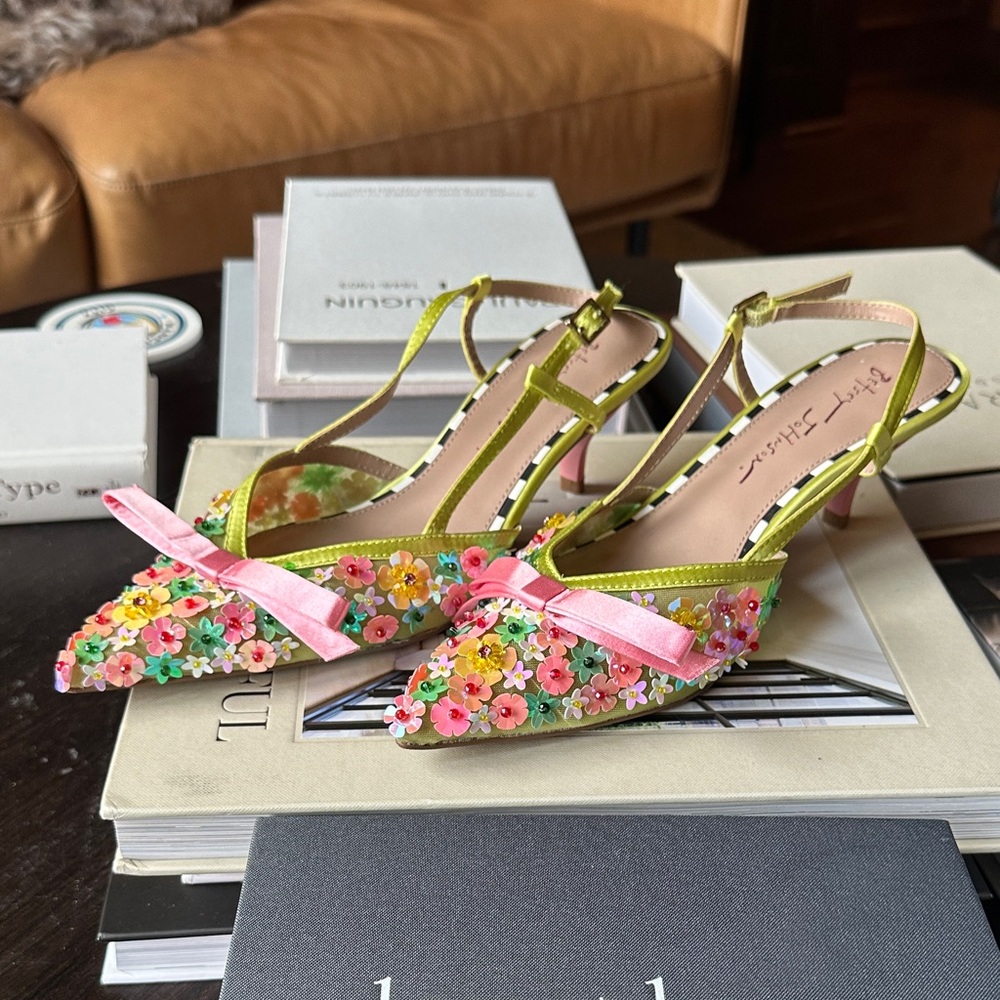 Betsey Johnson Floral Appliqué Kitten Heel. Size 7